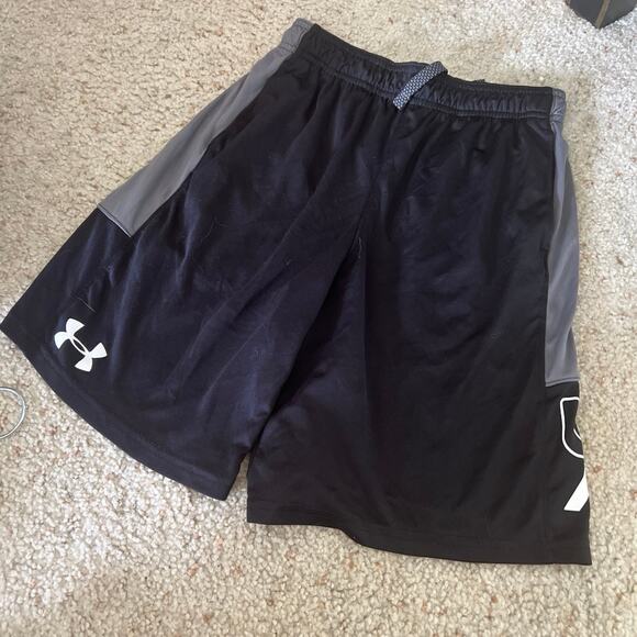 Under armour boys shorts size medium - Picture 1 of 3